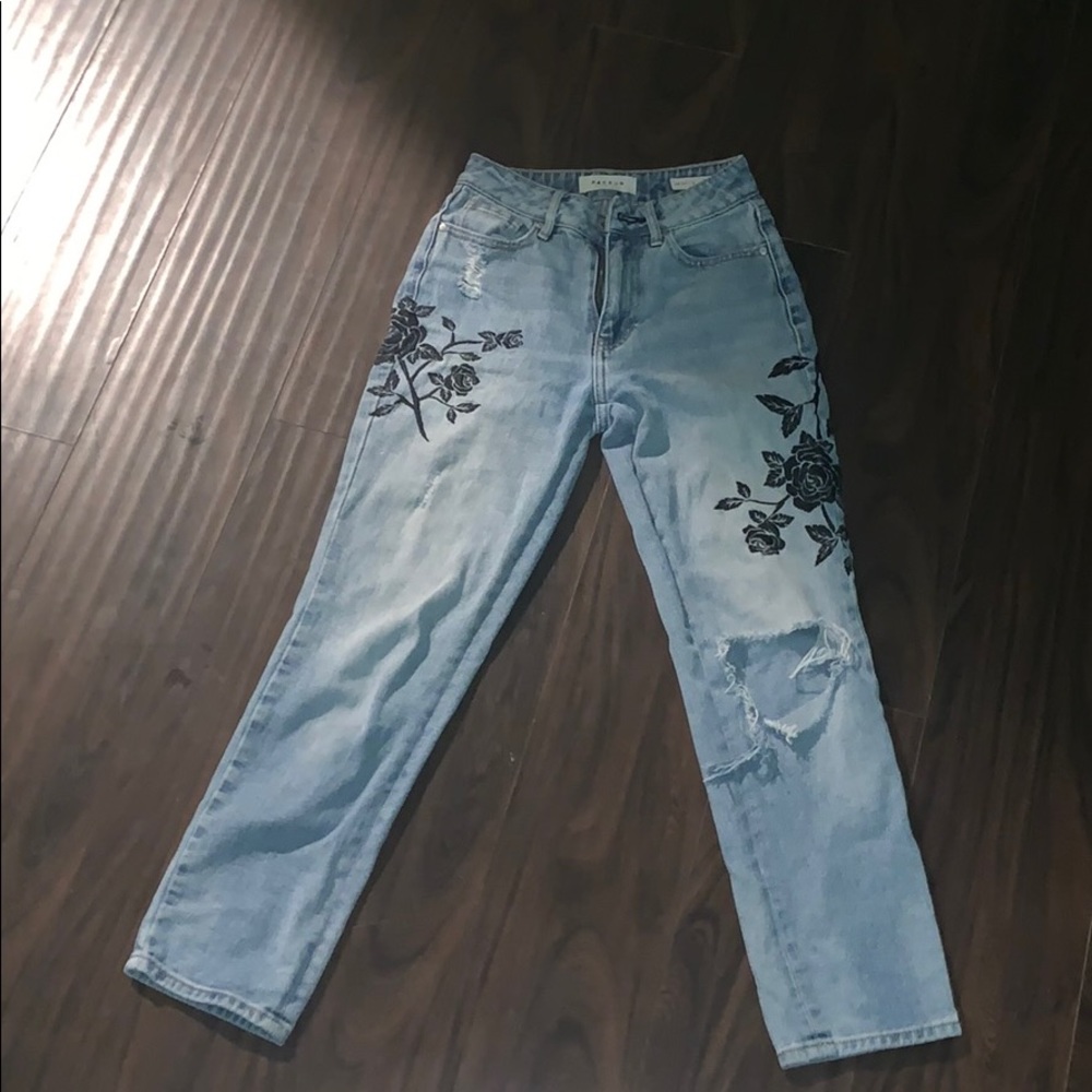 Light washed PacSun floral mom jeans :)) size 22